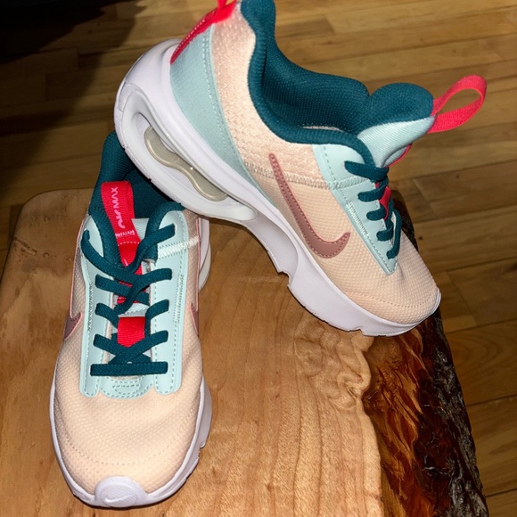 Girls Nike Air Max shoes Peach/Green color Size 1.5. Only tried on - Picture 1 of 4